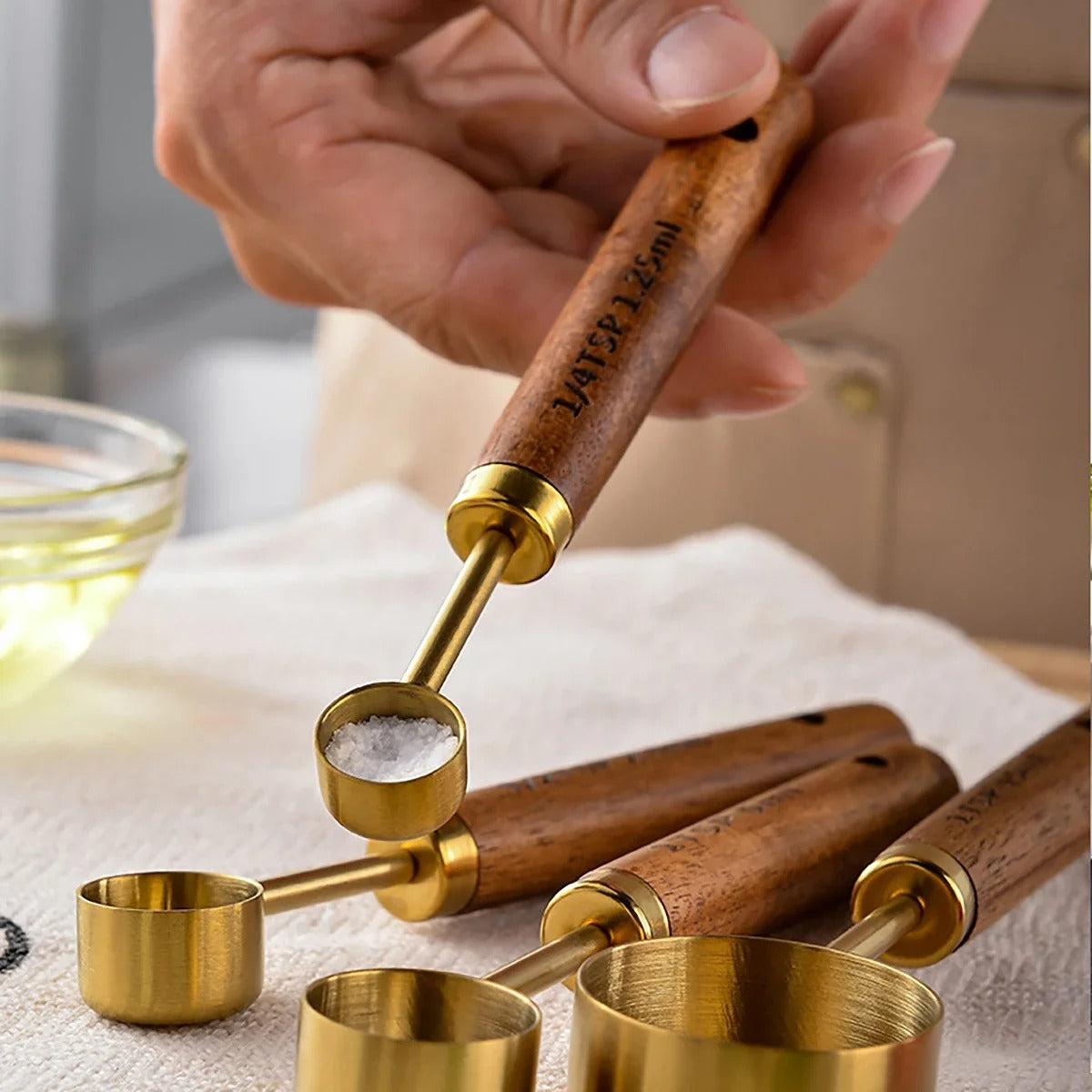Set de 4 cuillères doseuses dorées avec volumes gravés sur le manche – Librecook