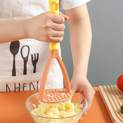 Presse-purée EasyMash orange en utilisation - variante orange - Librecook