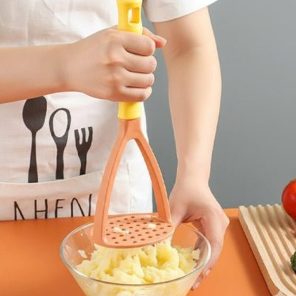 Presse-purée EasyMash orange en utilisation - variante orange - Librecook