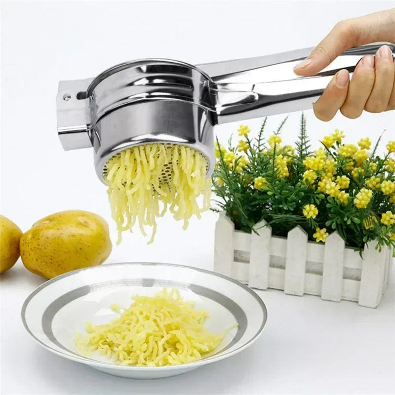 Presse purée inoxydable pressant des pommes de terre pour une purée onctueuse
