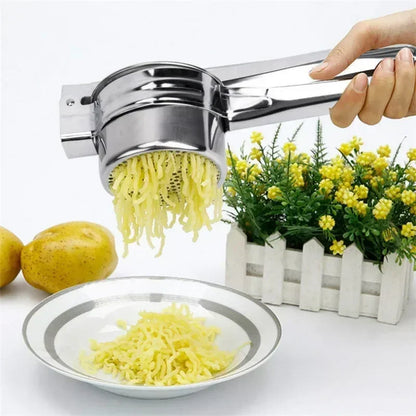 Presse purée inoxydable pressant des pommes de terre pour une purée onctueuse