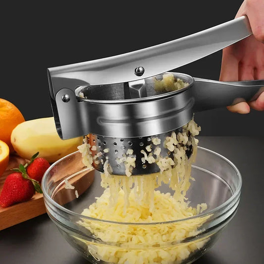 Presse purée manuel en acier inoxydable écrasant des pommes de terre dans un bol en verre Librecook