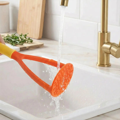Presse-purée EasyMash orange rincé sous l'eau - nettoyage facile - Librecook